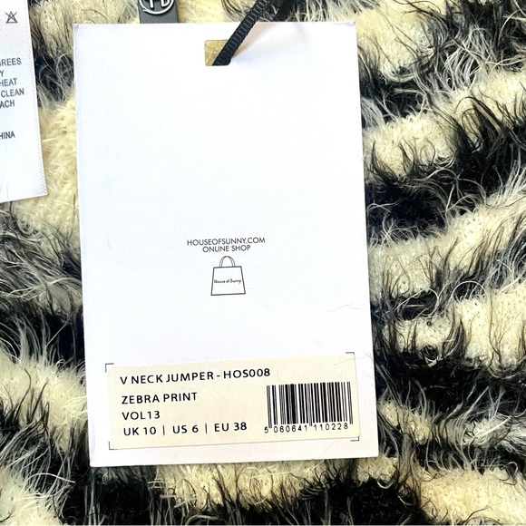 HOUSE OF SUNNY Fuzzy Zebra V-neck Sweater NEW - Picture 7 of 8